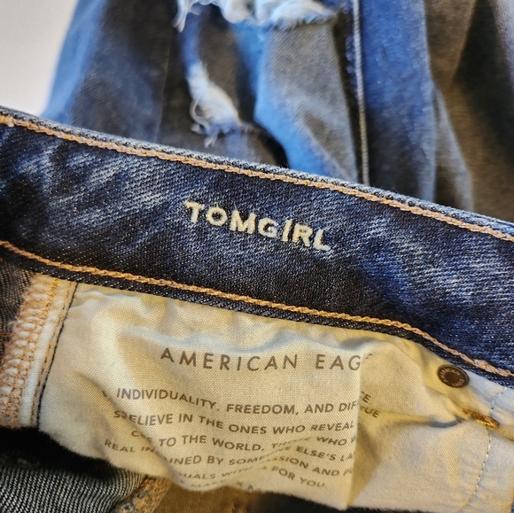 American Eagle AEO Dark Wash Tomgirl Jeans Stretch Cropped Frayed Button Fly 4 - Picture 4 of 13